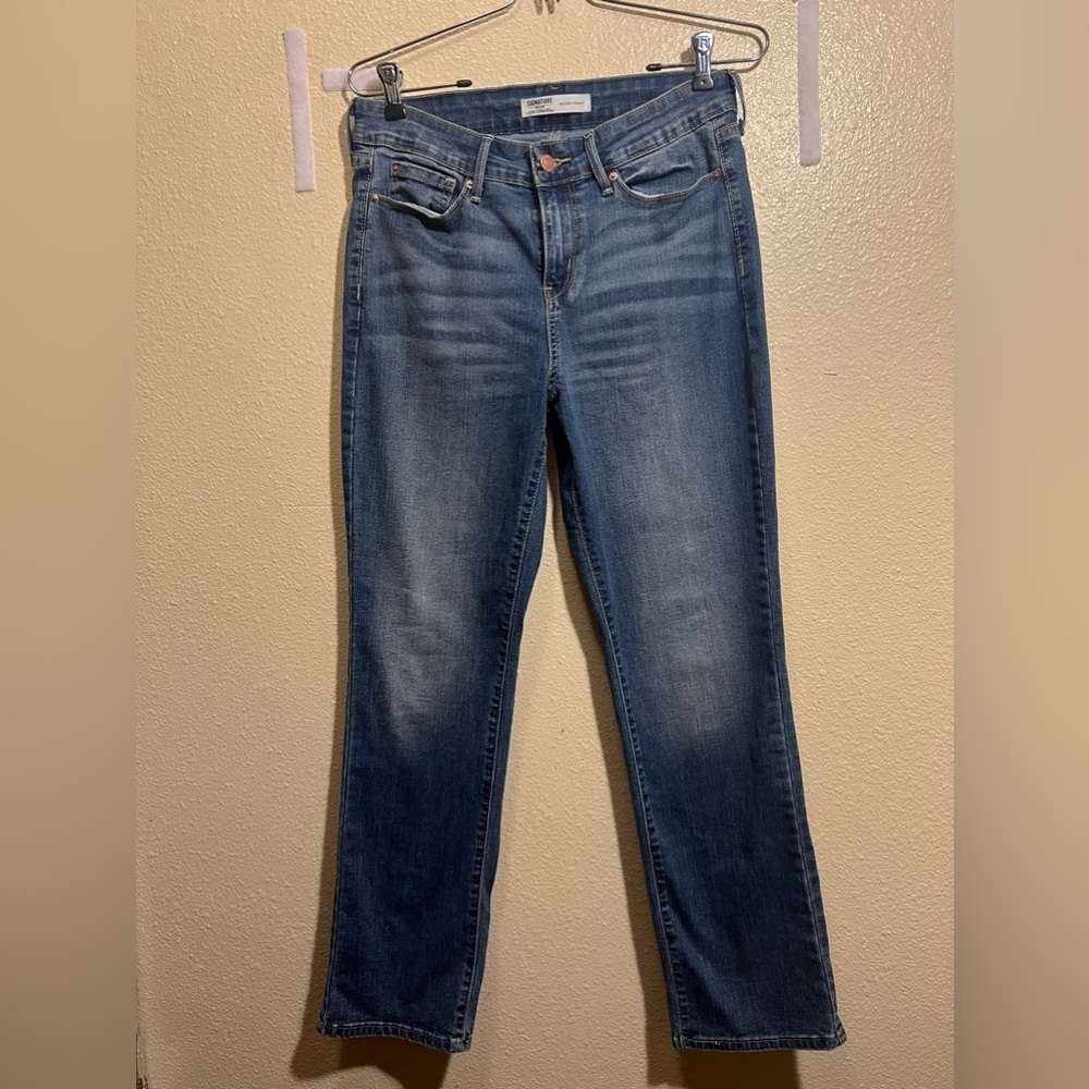 Mid-Rise Levi Jeans. Size 6S 28 x 30